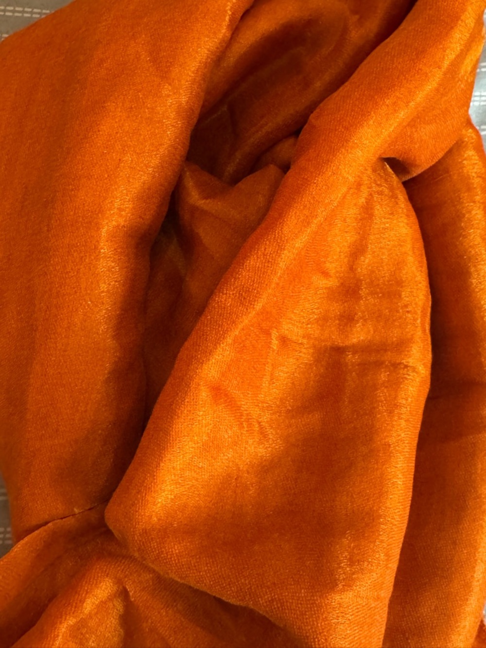 NICOBLU-JOSEPHINE REVERSIBLE PASHMINA SHAWL IN GOLD SHIMMER ORANGE. - Picture 2 of 8